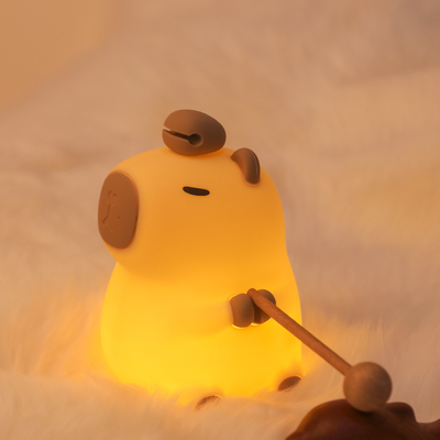 การ์ตูนที่ตลก Capybara ไฟกลางคืน ติดควบคุม 1200mAh สามารถชาร์จได้ ไฟกลางคืนนอน 7 สีเปลี่ยนได้
