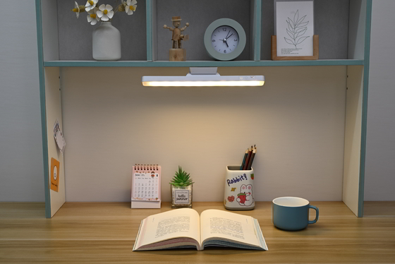 โคมไฟโต๊ะ LED ที่สามารถดับได้ 5W การควบคุมการสัมผัส ใน 3500-6500K ความร้อนสี