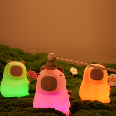 การ์ตูนที่ตลก Capybara ไฟกลางคืน ติดควบคุม 1200mAh สามารถชาร์จได้ ไฟกลางคืนนอน 7 สีเปลี่ยนได้