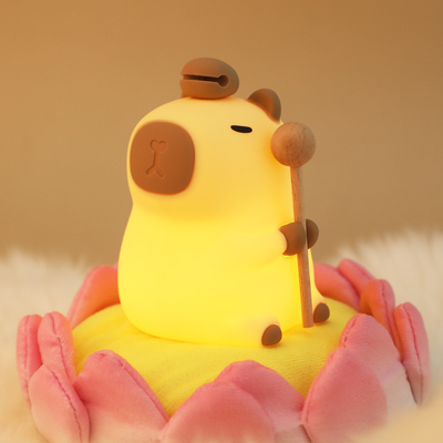 การ์ตูนที่ตลก Capybara ไฟกลางคืน ติดควบคุม 1200mAh สามารถชาร์จได้ ไฟกลางคืนนอน 7 สีเปลี่ยนได้