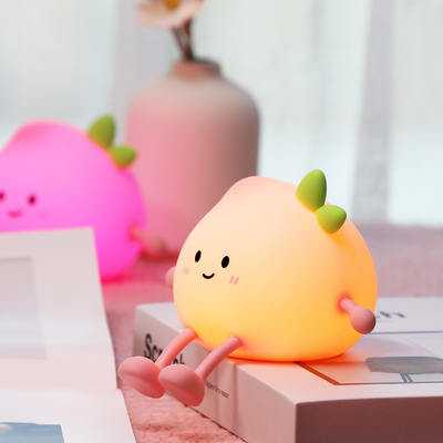 Latest Cute Peach Silicone Night Light ป้องกันตาแบบชาร์จใหม่ แสงข้างเตียง สําหรับห้องนอนเด็ก สีสัน Peach Night Lighting