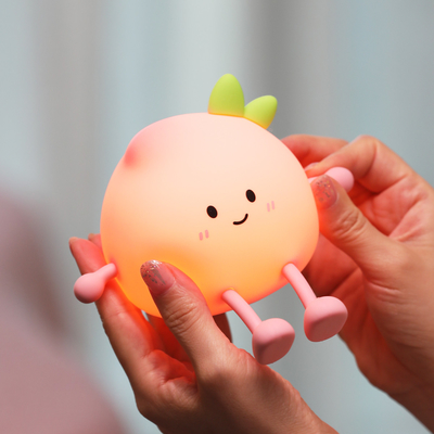 2024 สร้างสรรค์ใหม่ Peach Shape Night Lamp ซิลิโคนอ่อน 7 สีเปลี่ยนการดูแลตา ไฟกลางคืนสําหรับเด็ก ของขวัญ โต๊ะไฟ