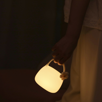โลโก้ที่กําหนดเอง พกพา ปะทับการควบคุมสัมผัส LED ไฟกลางคืน ดีไซน์ใหม่ ของขวัญวันเกิด ห้องนอน สิลิโคน บรรยากาศ USB สามารถชาร์จใหม่