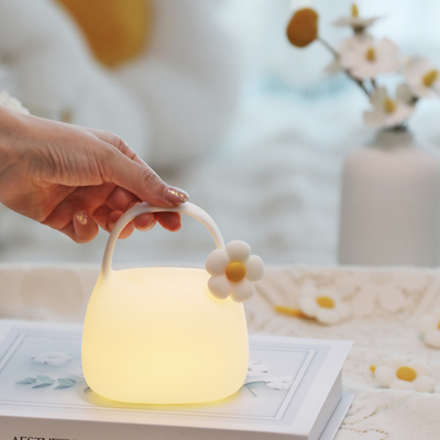 โลโก้ที่กําหนดเอง พกพา ปะทับการควบคุมสัมผัส LED ไฟกลางคืน ดีไซน์ใหม่ ของขวัญวันเกิด ห้องนอน สิลิโคน บรรยากาศ USB สามารถชาร์จใหม่