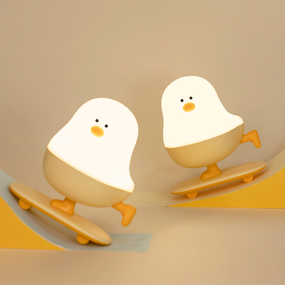 โมเดิร์น รีชาร์จได้ LED Skateboard ไก่กลางคืนหลอดไฟ ABS ห้องนอน Desktop Decor ด้วยการสัมผัสพลังงาน ของขวัญวันหยุดสําหรับผู้นอน