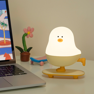 โมเดิร์น รีชาร์จได้ LED Skateboard ไก่กลางคืนหลอดไฟ ABS ห้องนอน Desktop Decor ด้วยการสัมผัสพลังงาน ของขวัญวันหยุดสําหรับผู้นอน