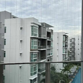 ระเบียงเหล็กดัดล่องหน ตาข่ายโปร่งใส ความปลอดภัย ความทนทาน อาคารสมัยใหม่