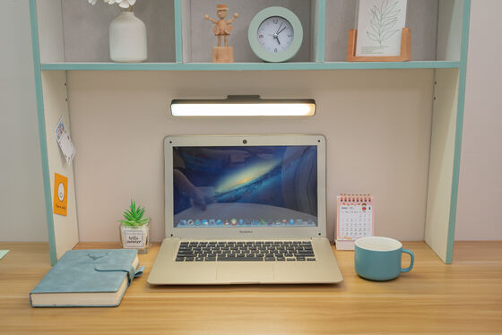 การปรับความสว่างสามระดับ โคมไฟเตียงชาร์จ ความดันปริมาณ 5V 1A ออกแบบสําหรับการสว่างในสํานักงานและพื้นที่เรียน